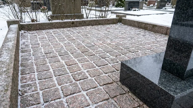 Мощение участка серой гранитной плиткой с цоколем, образец ПМ004 в Самаре