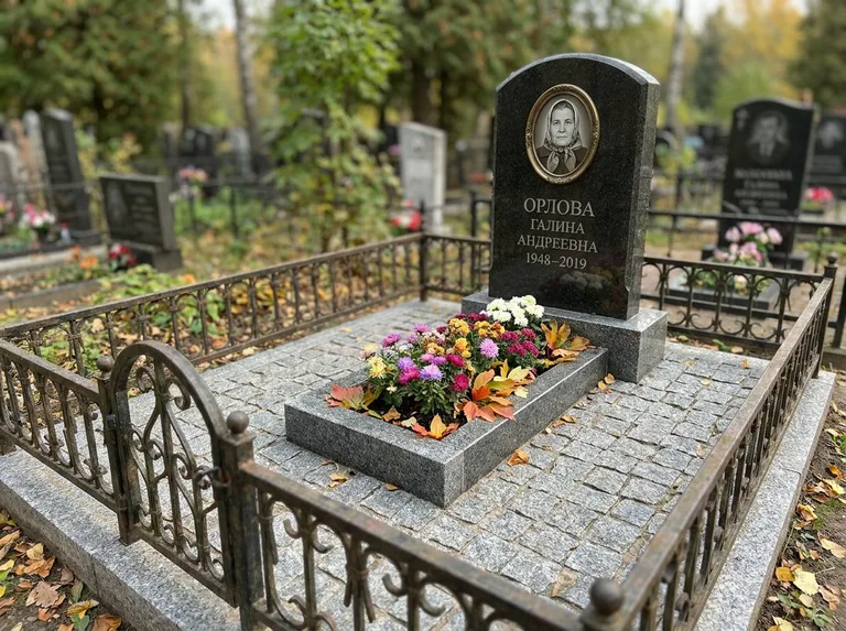 Благоустроенное захоронение с гранитной плиткой, оградой и цветником в Самаре