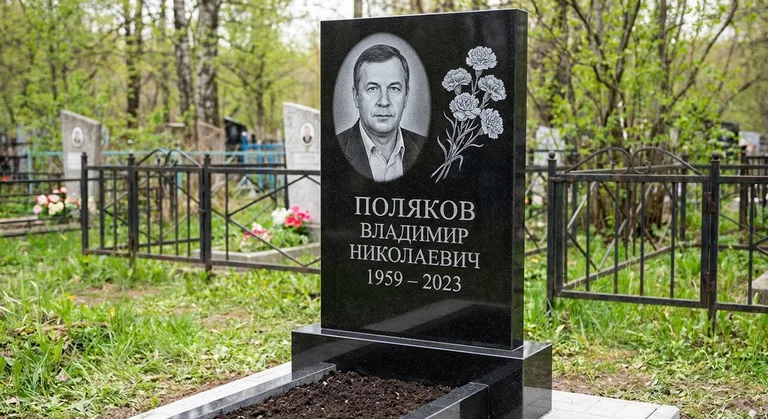 Памятник с гравировкой гвоздик — выполненная работа «Поляков» в Самаре
