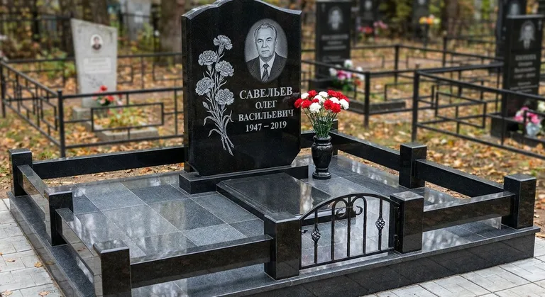 Памятник с гравировкой гвоздик — выполненная работа «Савельев» в Самаре