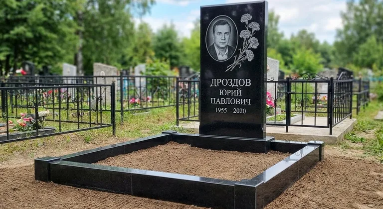 Памятник с гравировкой гвоздик — выполненная работа «Дроздов» в Самаре