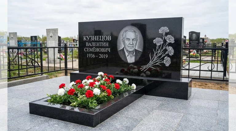 Памятник с гравировкой гвоздик — выполненная работа «Кузнецов» в Самаре