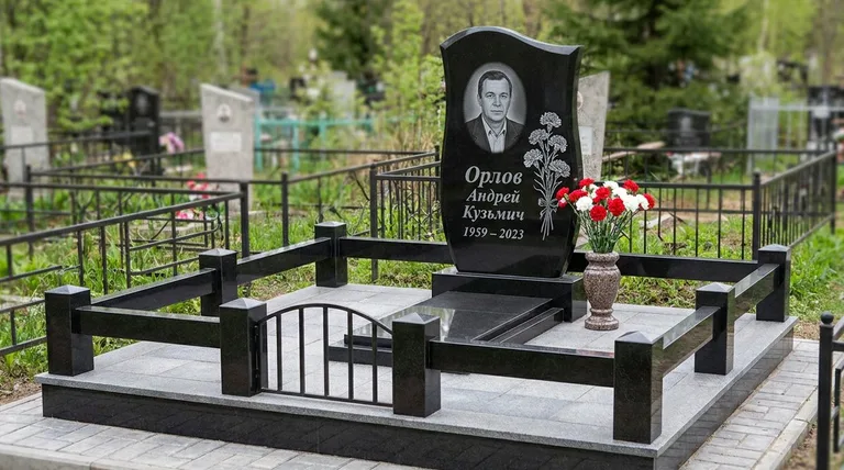 Памятник с гравировкой гвоздик — выполненная работа «Орлов» в Самаре