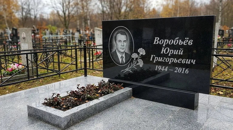 Памятник с гравировкой гвоздик — выполненная работа «Воробьёв» в Самаре