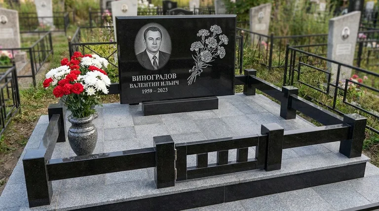 Памятник с гравировкой гвоздик — выполненная работа «Виноградов» в Самаре