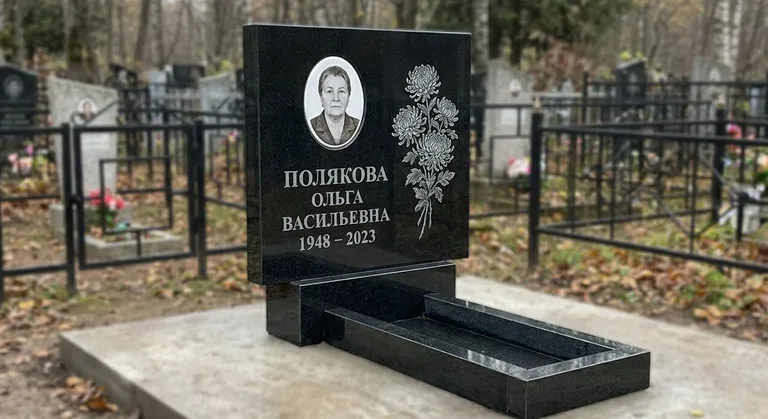 Памятник с гравировкой хризантем — выполненная работа «Полякова» в Самаре