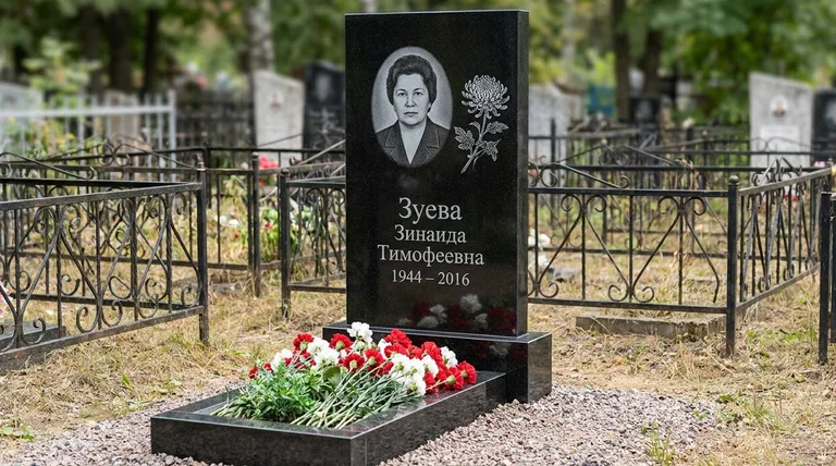 Памятник с гравировкой хризантем — выполненная работа «Зуева» в Самаре