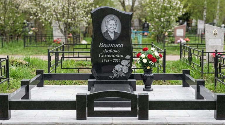 Памятник с гравировкой хризантем — выполненная работа «Волкова» в Самаре