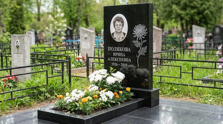 Памятник с гравировкой хризантем — выполненная работа «Полякова» в Самаре