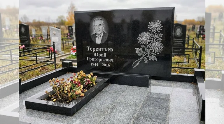 Памятник с гравировкой хризантем — выполненная работа «Терентьев» в Самаре