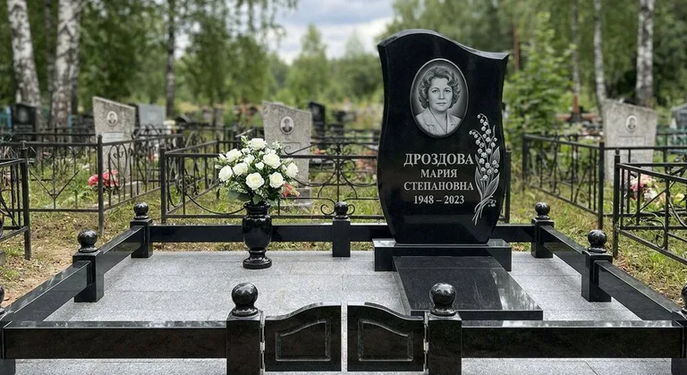Памятник с гравировкой ландышей — выполненная работа «Дроздова» в Самаре