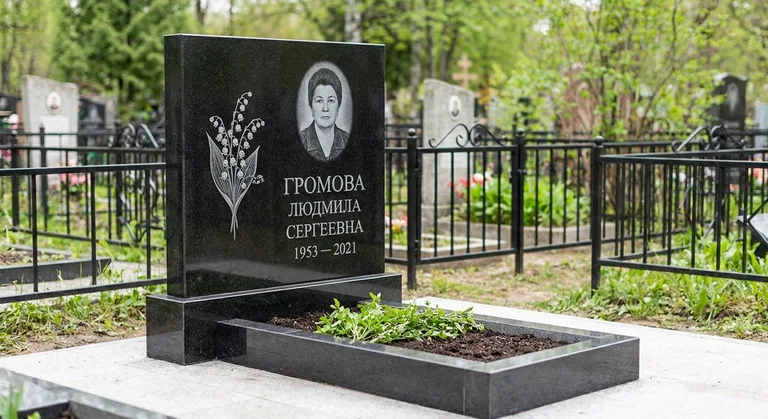 Памятник с гравировкой ландышей — выполненная работа «Громова» в Самаре
