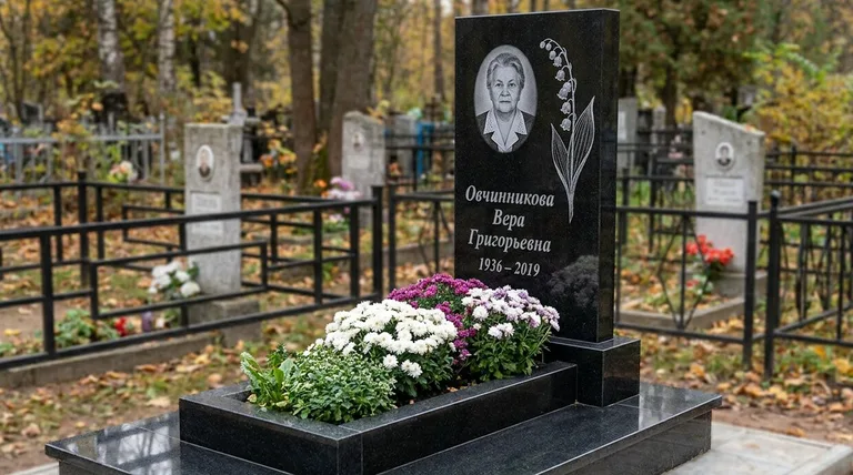 Памятник с гравировкой ландышей — выполненная работа «Овчинникова» в Самаре