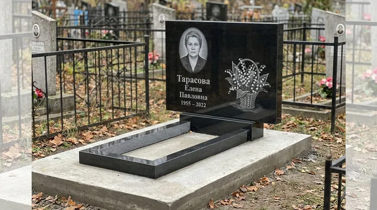 Памятник с гравировкой ландышей — выполненная работа «Тарасова» в Самаре