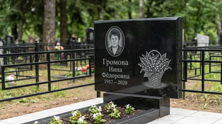 Памятник с гравировкой ландышей — выполненная работа «Громова» в Самаре