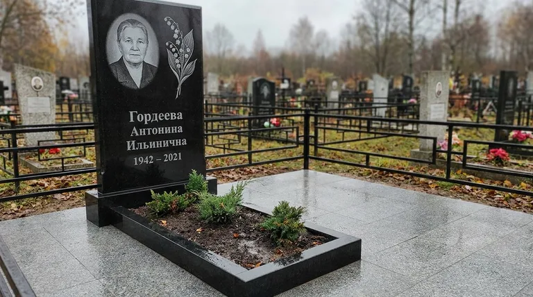 Памятник с гравировкой ландышей — выполненная работа «Гордеева» в Самаре