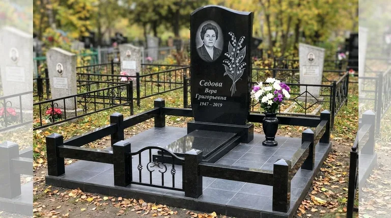 Памятник с гравировкой ландышей — выполненная работа «Седова» в Самаре