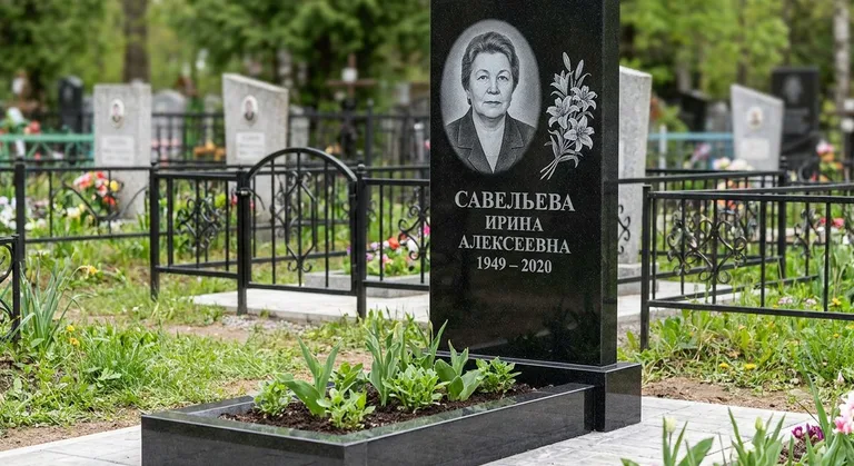 Памятник с гравировкой лилий — выполненная работа «Савельева» в Самаре