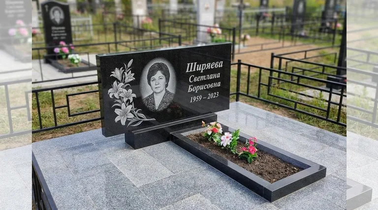 Памятник с гравировкой лилий — выполненная работа «Ширяева» в Самаре