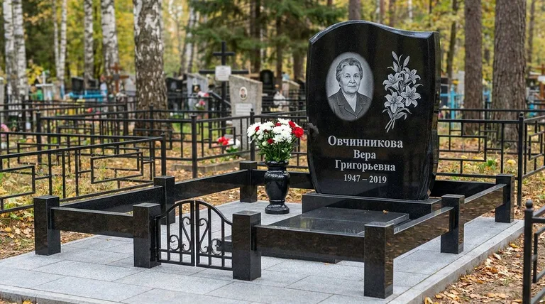 Памятник с гравировкой лилий — выполненная работа «Овчинникова» в Самаре