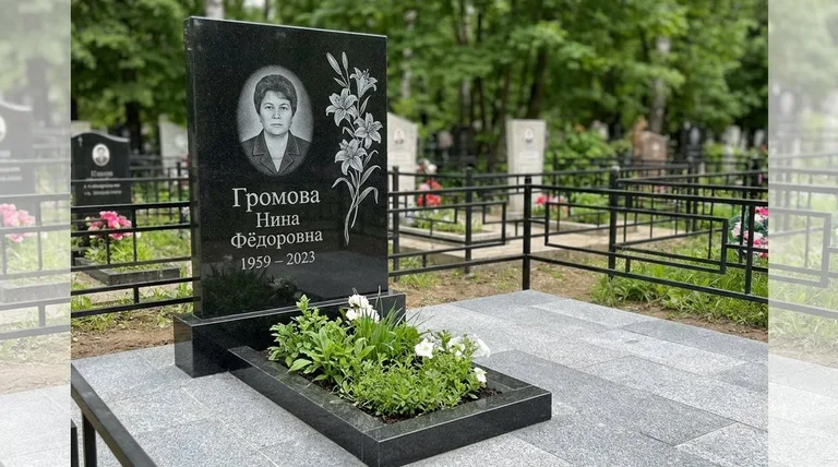 Памятник с гравировкой лилий — выполненная работа «Громова» в Самаре