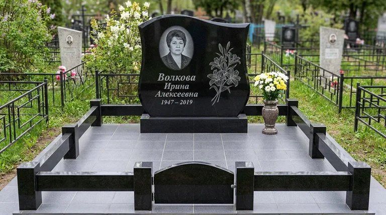 Памятник с гравировкой лилий — выполненная работа «Волкова» в Самаре