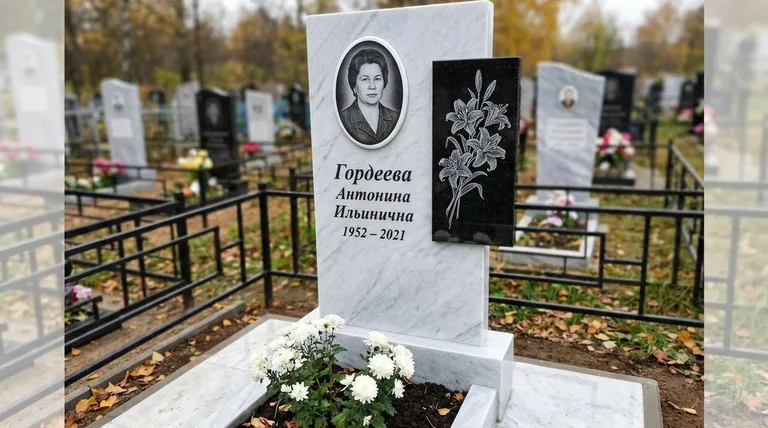 Памятник с гравировкой лилий — выполненная работа «Гордеева» в Самаре