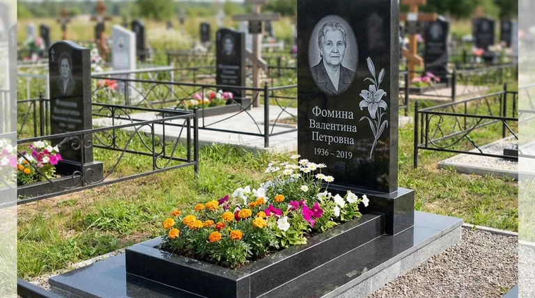 Памятник с гравировкой лилий — выполненная работа «Фомина» в Самаре