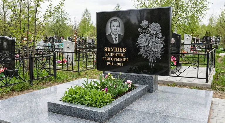 Памятник с гравировкой пионов — выполненная работа «Якушев» в Самаре