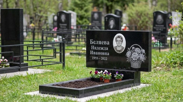 Памятник с гравировкой пионов — выполненная работа «Беляева» в Самаре