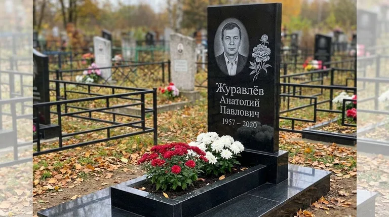 Памятник с гравировкой пионов — выполненная работа «Журавлёв» в Самаре