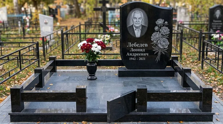 Памятник с гравировкой пионов — выполненная работа «Лебедев» в Самаре