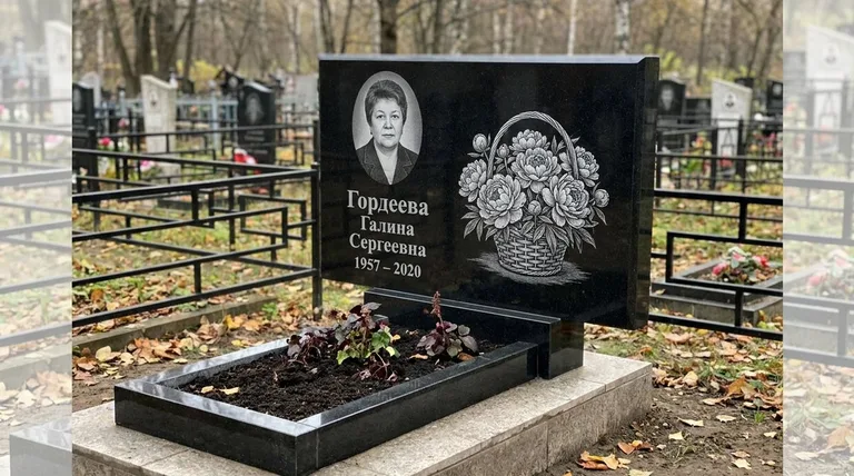 Памятник с гравировкой пионов — выполненная работа «Гордеева» в Самаре