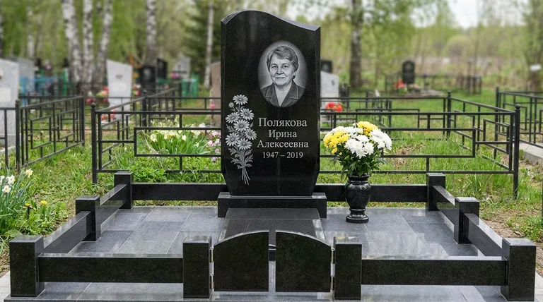 Памятник с гравировкой ромашек — выполненная работа «Полякова» в Самаре