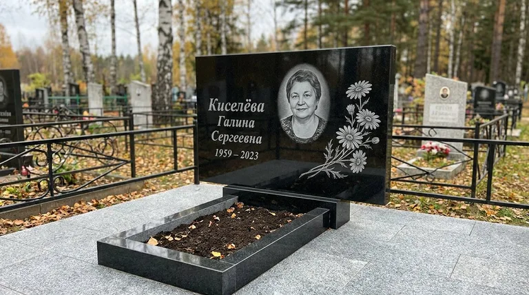 Памятник с гравировкой ромашек — выполненная работа «Киселёва» в Самаре
