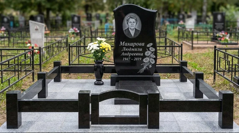 Памятник с гравировкой ромашек — выполненная работа «Макарова» в Самаре
