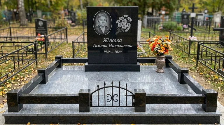 Памятник с гравировкой ромашек — выполненная работа «Жукова» в Самаре