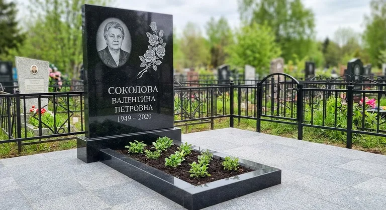Памятник с гравировкой роз — выполненная работа «Соколова» в Самаре