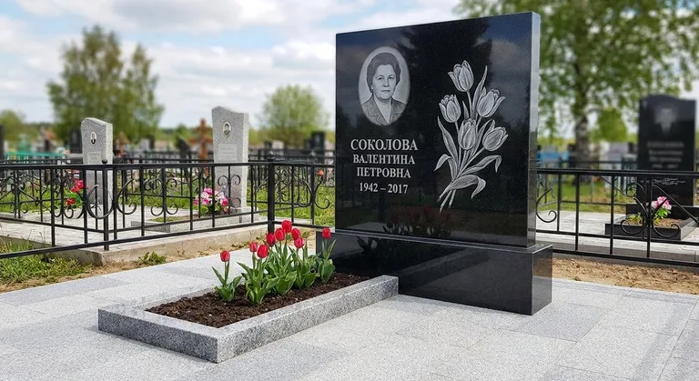 Памятник с гравировкой тюльпанов — выполненная работа «Соколова» в Самаре