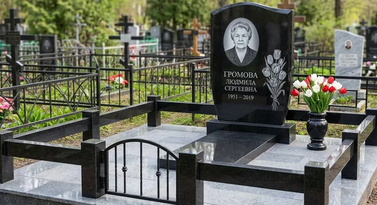 Памятник с гравировкой тюльпанов — выполненная работа «Громова» в Самаре