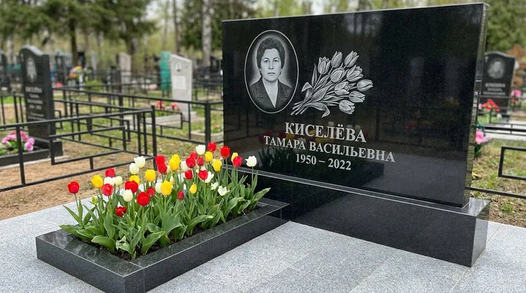 Памятник с гравировкой тюльпанов — выполненная работа «Киселёва» в Самаре