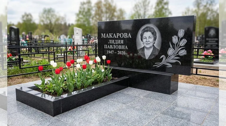 Памятник с гравировкой тюльпанов — выполненная работа «Макарова» в Самаре