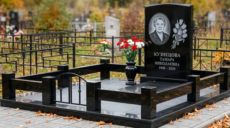 Памятник с гравировкой тюльпанов — выполненная работа «Кузнецова» в Самаре