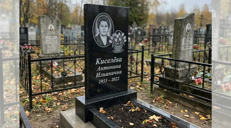Памятник с гравировкой тюльпанов — выполненная работа «Киселёва» в Самаре