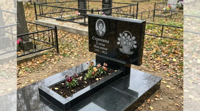 Памятник с гравировкой тюльпанов — выполненная работа «Сорокина» в Самаре
