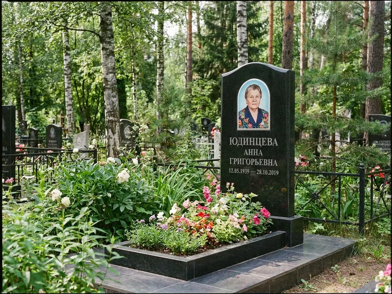 Овальный портрет на памятнике весной в Самаре