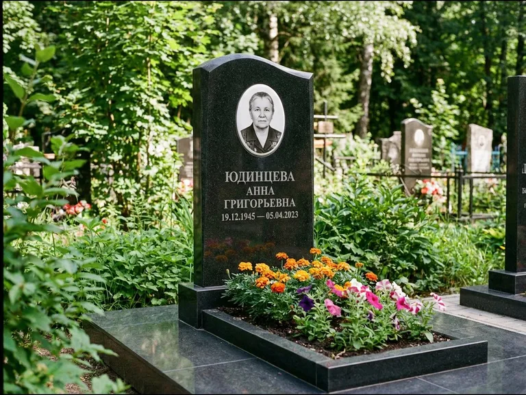 Овальный портрет на сером граните — работа «Юдинцева» в Самаре