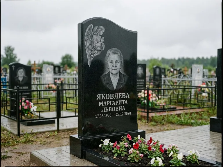Памятник с гравировкой ангела — гравировка молящегося ангела в верхней части стелы, работа «Яковлева» в Самаре
