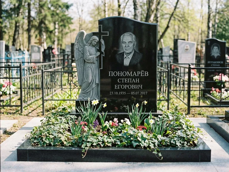 Памятник с гравировкой ангела — гравировка ангела с крестом рядом с эпитафией, работа «Пономарёв» в Самаре