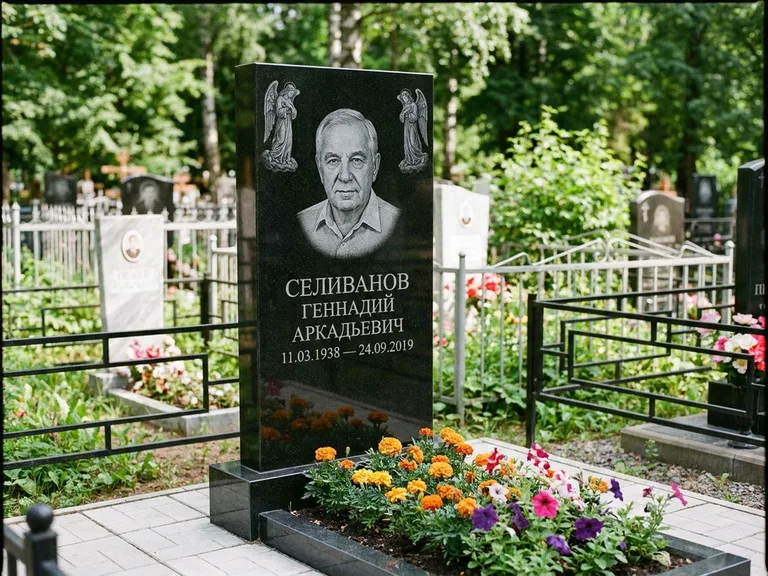 Памятник с гравировкой ангела — гравировка двух ангелов по сторонам портрета, работа «Селиванов» в Самаре